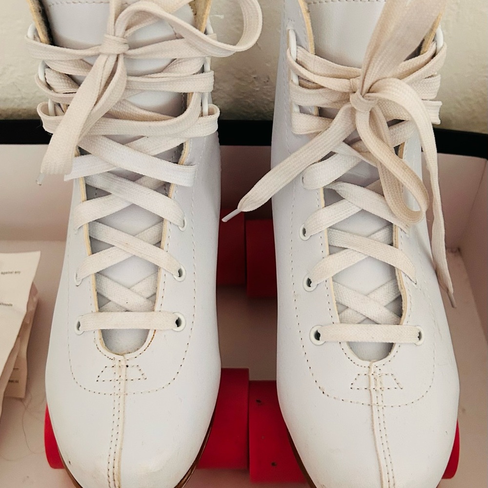 chic White Lace-Up Roller Skate Boots with Pink Wheels